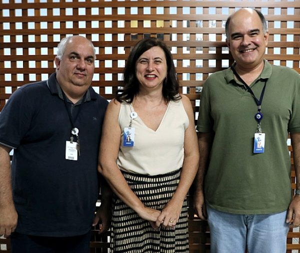 Prof.ª Dr.ª Adriana Recla Sarcinelli (centro), Dr. Marcos Halasz (esquerda) e Dr. Harerton Dourado (direita), da FAACZ, assinam capítulo do livro "Tecnologias Digitais na Educação: Dos Limites às Possibilidades – Vol. 8". Foto: Keren Hapuc