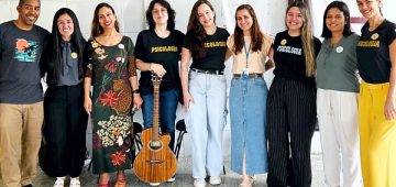 Parceria em saúde mental: equipe multidisciplinar do CAPS II com alunas e professora da FAACZ na campanha "Setembro Amarelo". Fotos: Divulgação.
