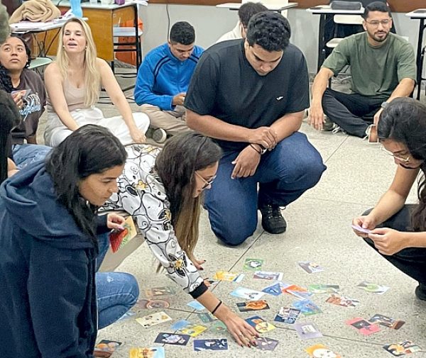 Ação com alunos de Psicologia do 2º período dialoga com pesquisa de iniciação científica que investiga o tema na instituição. Fotos: Divulgação.