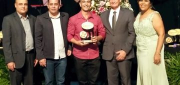 O professor Arismar Manéia ao centro com seu prêmio. Foto: Divulgação