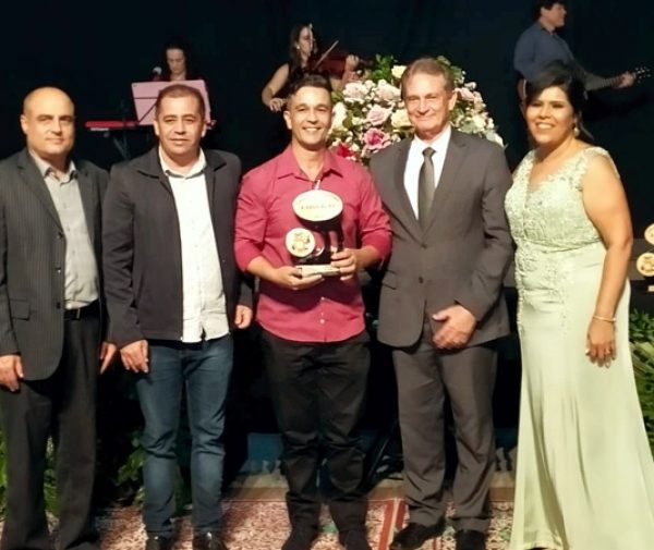O professor Arismar Manéia ao centro com seu prêmio. Foto: Divulgação