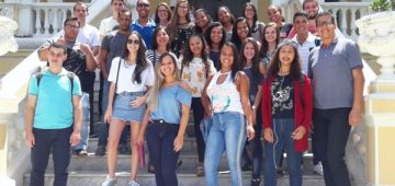 Fotolegenda: Universitários da FAACZ ingressantes do Programa Nossa Bolsa 2019 na entrada principal do Palácio Anchieta. Foto: Divulgação