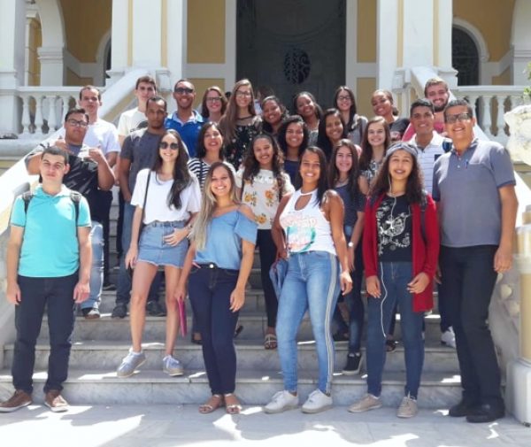 Fotolegenda: Universitários da FAACZ ingressantes do Programa Nossa Bolsa 2019 na entrada principal do Palácio Anchieta. Foto: Divulgação