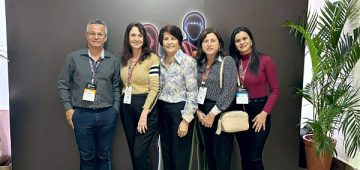 Mériton Soares, Marisa Rocha, Celi Cabral, Adriana Recla e Rafaela de Souza representam a FSJB no congresso do Sinepe-ES. Fotos: Divulgação.