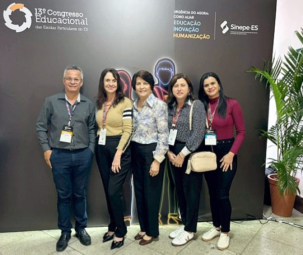 Mériton Soares, Marisa Rocha, Celi Cabral, Adriana Recla e Rafaela de Souza representam a FSJB no congresso do Sinepe-ES. Fotos: Divulgação.