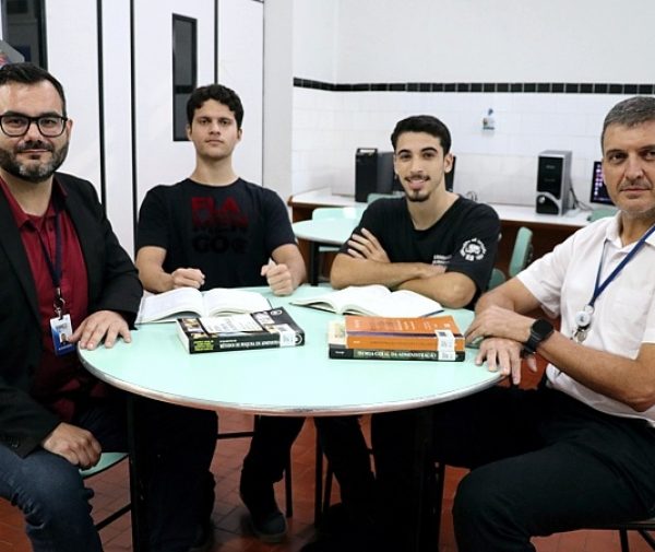 Prof. Alexsandro Broetto, João Victor Andrade, Lorenzo Maroto e o prof. Robson Aioffi, coordenador do curso de Administração. Fotos: Keren Hapuc
