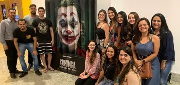 O prof. Wagner e os alunos do 8º período de Direito momento antes de assistirem ao filme. Foto: Divulgação