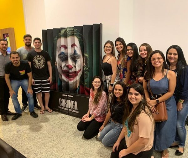 O prof. Wagner e os alunos do 8º período de Direito momento antes de assistirem ao filme. Foto: Divulgação