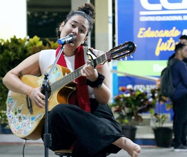 Luíza Chaves, encantou o público com sua voz e habilidade no violão. Fotos: Alessandro Bitti