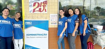 Alunas de Administração da FAACZ arrecadam doações para o asilo "Recanto do Ancião" em ação social em frente ao Supermercado Kinkas. Foto: Divulgação.
