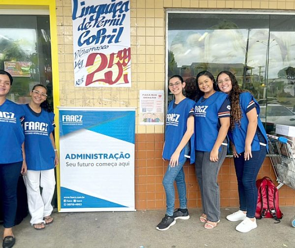 Alunas de Administração da FAACZ arrecadam doações para o asilo "Recanto do Ancião" em ação social em frente ao Supermercado Kinkas. Foto: Divulgação.