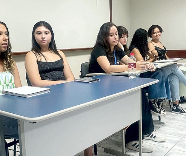 Como parte da formação em Psicanálise, estudantes de Psicologia analisam casos clássicos do livro Estudos sobre a Histeria, discutindo impactos teóricos e desafios clínicos da abordagem freudiana.