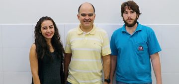 Fotolegenda: Alunos de Engenharia, Júlia Nossa e Mateus Lechi com o coordenador dos cursos de Engenharia, prof. Harerton Dourado (C). Foto: Ariel Cerri.