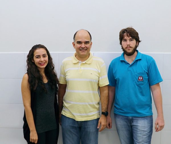 Fotolegenda: Alunos de Engenharia, Júlia Nossa e Mateus Lechi com o coordenador dos cursos de Engenharia, prof. Harerton Dourado (C). Foto: Ariel Cerri.