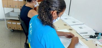 Colaboradores da FAACZ realizando a separação de documentos de ex-alunos para digitalização na Secretaria Digital. Foto: Ariel Cerri