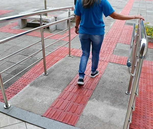 Acessibilidade com rampas e pisos táteis. Fotos: Divulgação